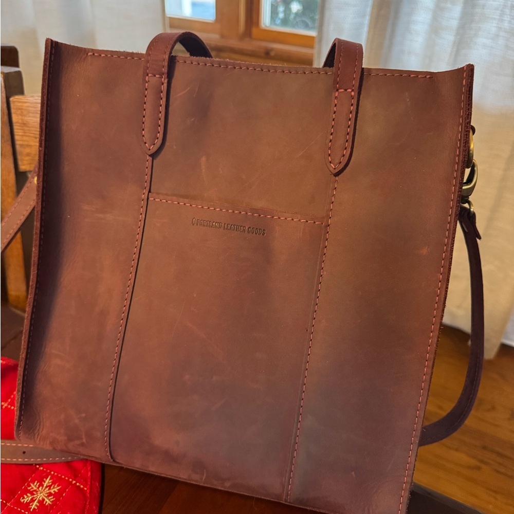 Elegant Cognac Leather Messenger Bag